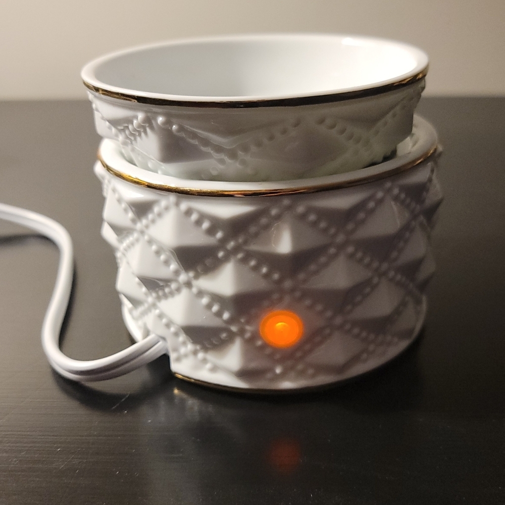 Scentsy Diamond Milk Glass White & Gold Warmer - Picture 2 of 8